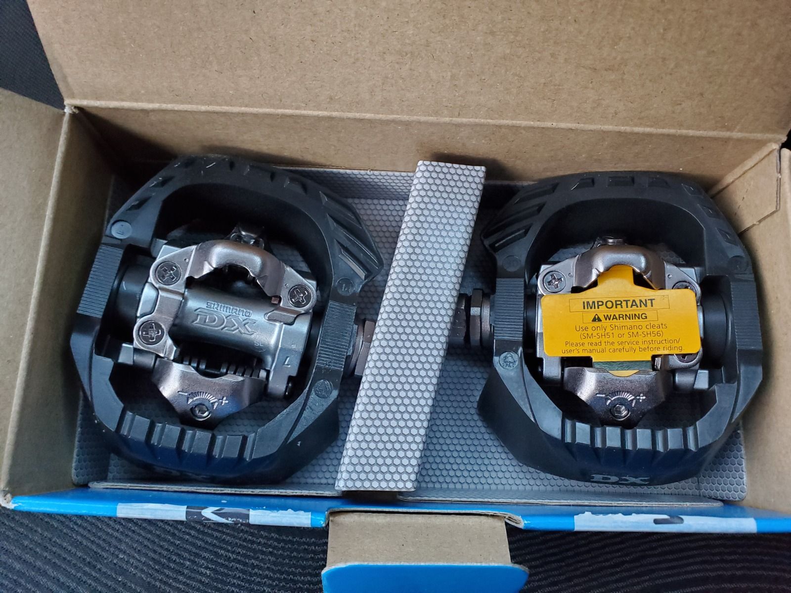 Топовые контактные педали Shimano PD-M647 SPD Pedal.