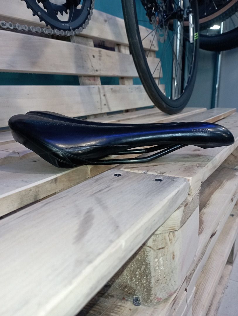 2 Седла. Syncros, стояло на велосипеде Scott. 40р. Седло Orbea 30р.