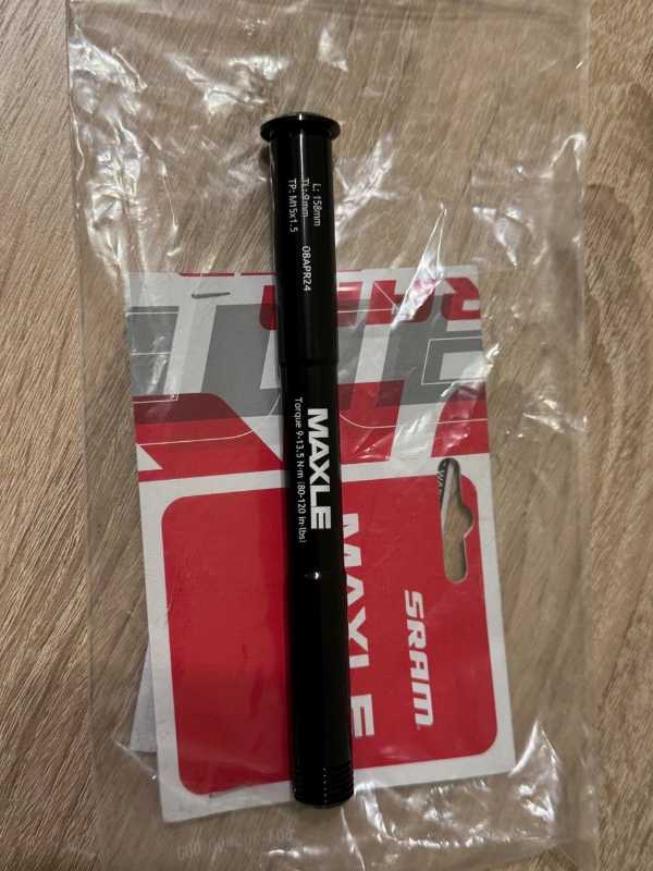 Ось передняя RockShox Maxle Stealth Steckachse Vorderrad 15x110mm 158mm M15x1.50 новая