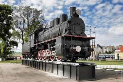 Паровоз-памятник в честь основания железнодорожных станций