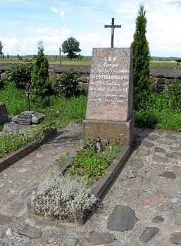 Могила Марыли Верещаки (Путткамер)