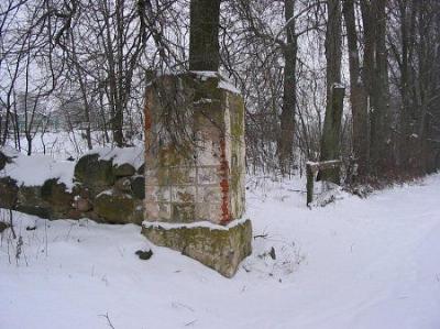 Брама в усадьбу /сохр. частично/