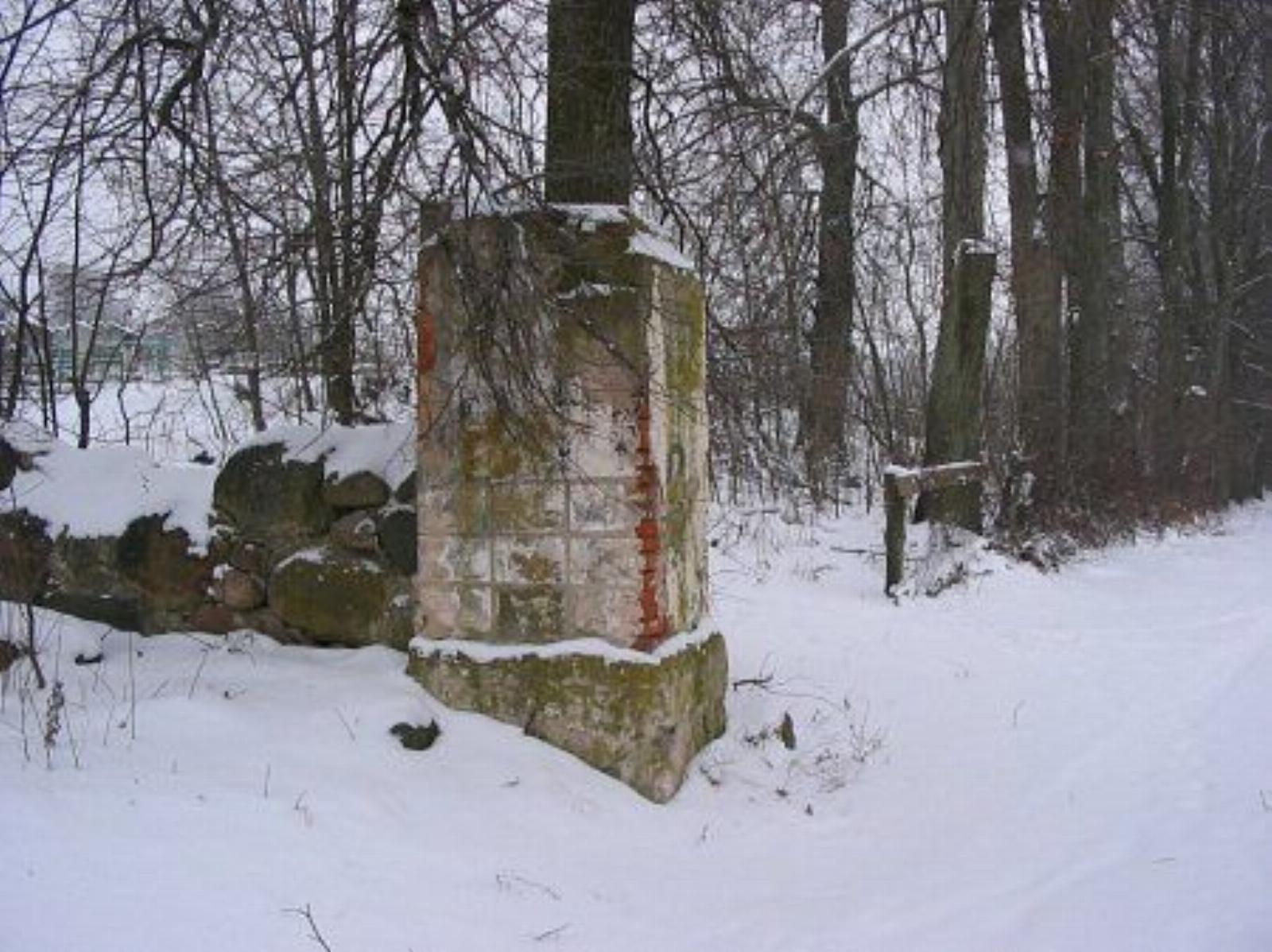 Брама в усадьбу /сохр. частично/ Брама в усадьбу /сохр. частично/