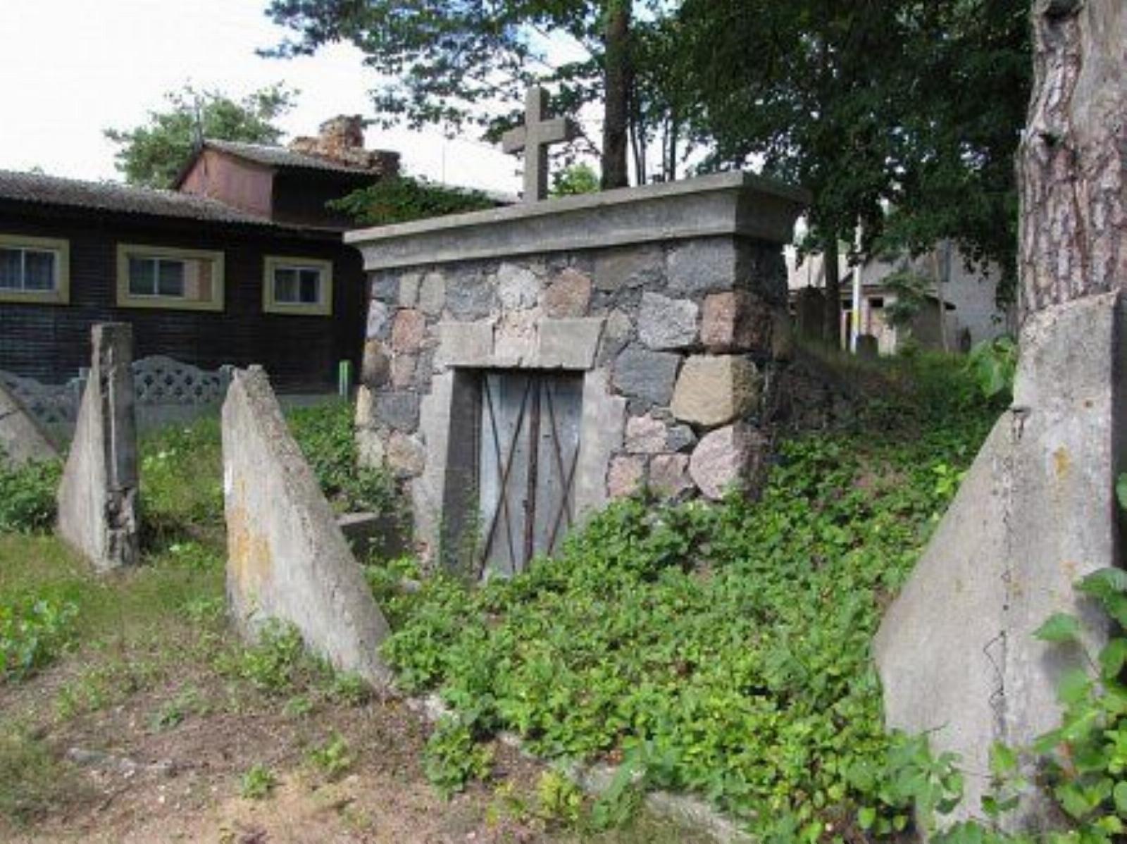 Склеп-усыпальница Склеп-усыпальница