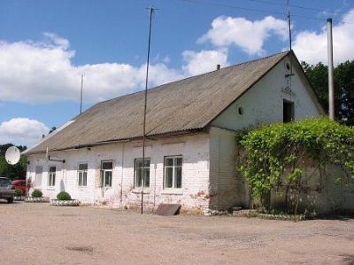 Служебные и жилые постройки