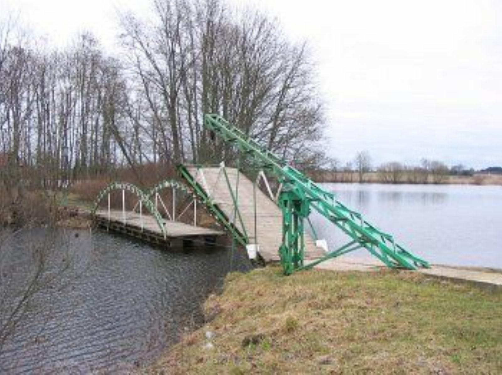 Подъемный мост на остров с башней Подъемный мост на остров с башней