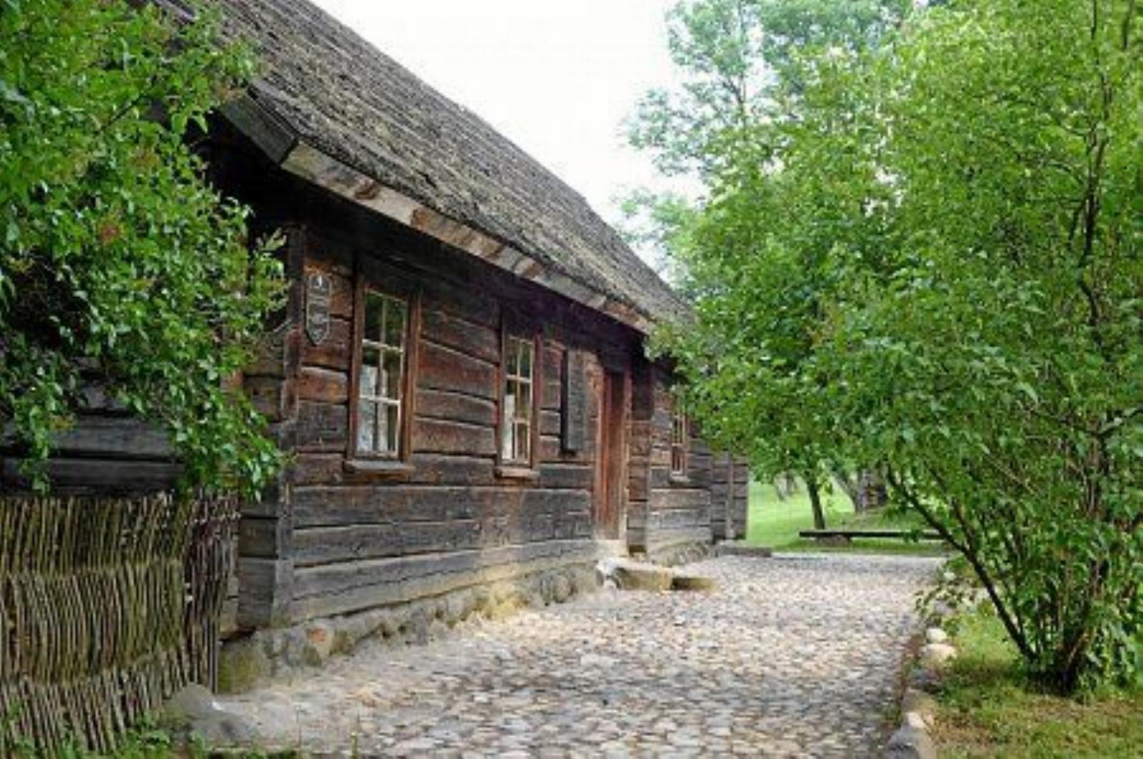 Дом-музей (дерев.) Дом-музей (дерев.)