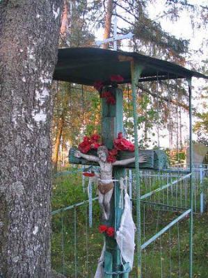 Деревянный крест с распятием