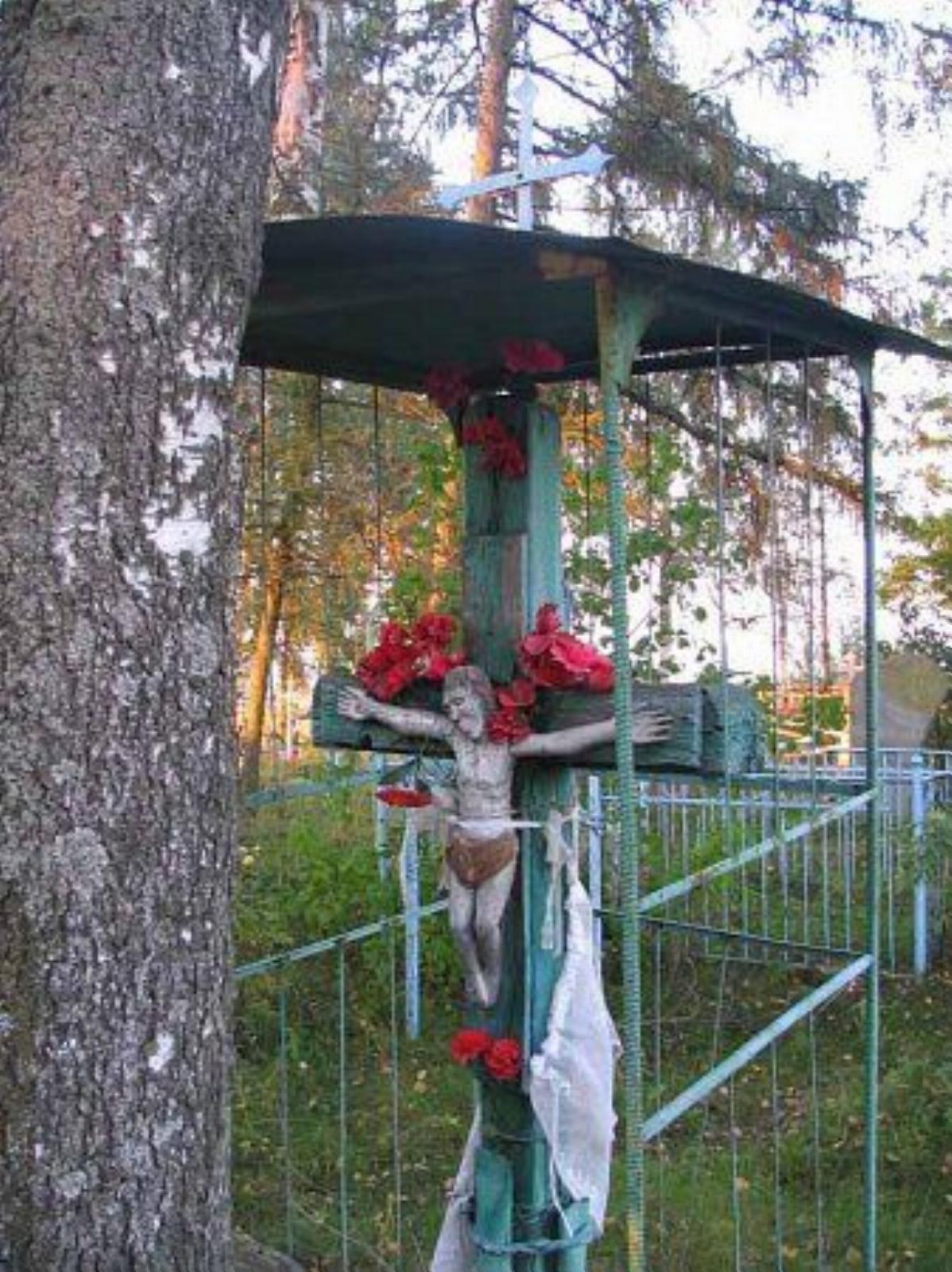 Деревянный крест с распятием Деревянный крест с распятием