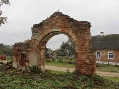 Брама и ограда (руины)