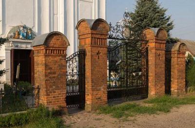 Брама и ограда