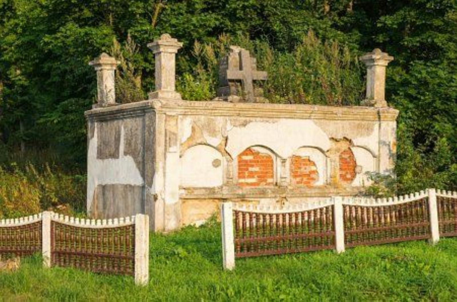 Склеп-усыпальница Склеп-усыпальница