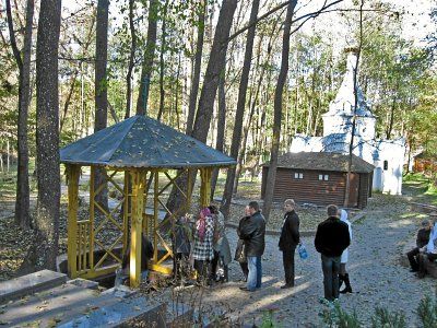 Источник  старый с купальней