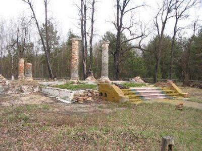 Церковь Троицкая (дерев.) /сохр. колонны/