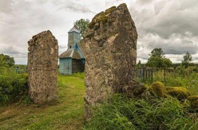 Брама и ограда кладбища