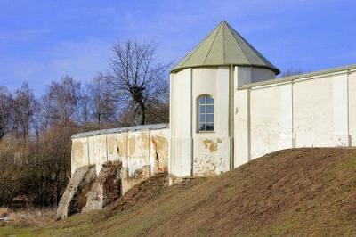 Ограда с башней