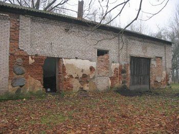 Хозпостройка /сохр. часть стены/