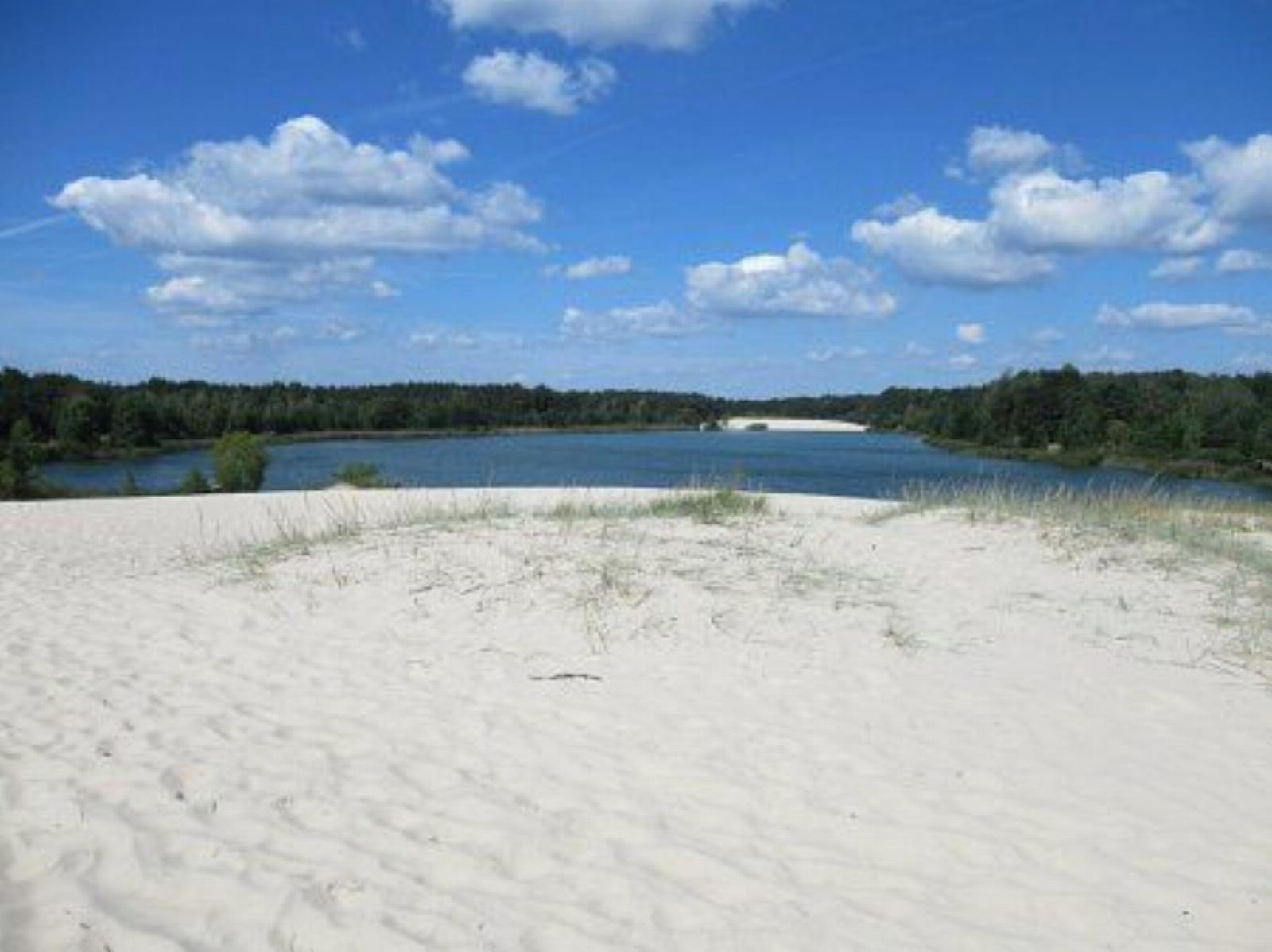 Песчаные пляжи затопленного карьера Песчаные пляжи затопленного карьера