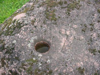 Камень с высеченным крестом