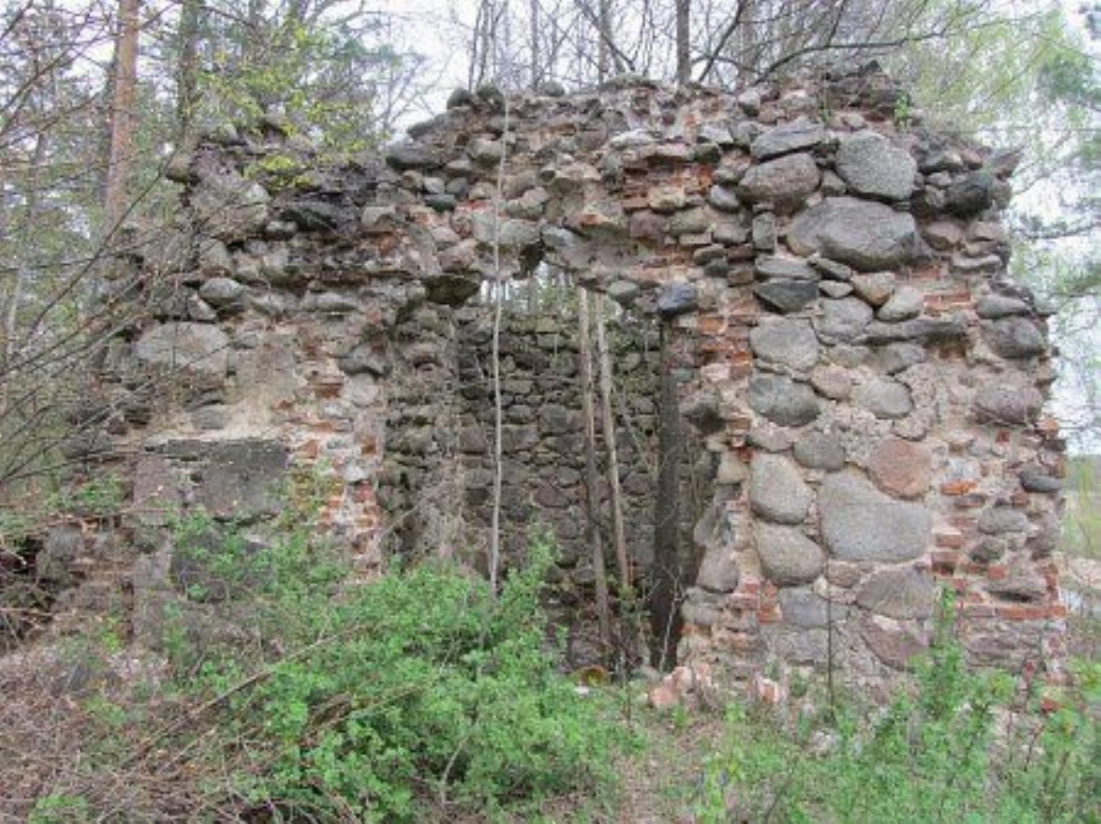 Часовня-усыпальница (руины) Часовня-усыпальница (руины)