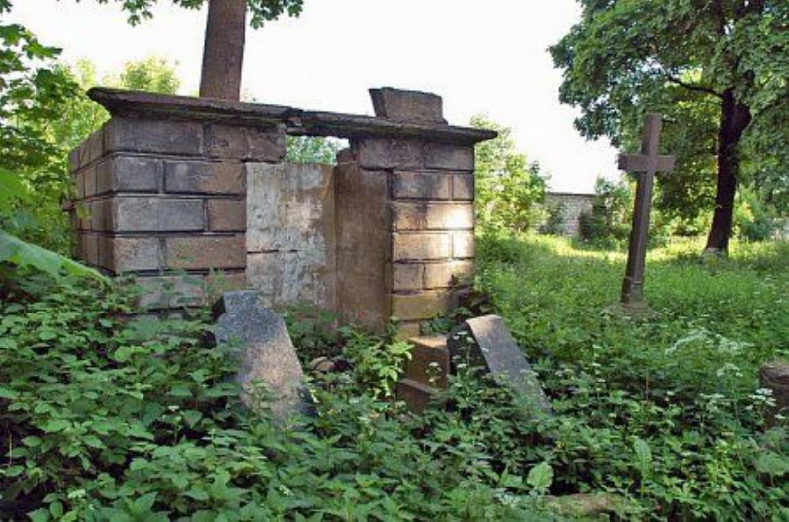 Часовня-усыпальница (?) Часовня-усыпальница (?)