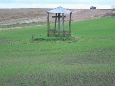 Крест придорожный с навесом (дерев.)