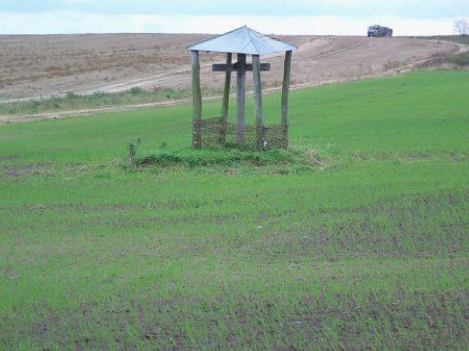 Крест придорожный с навесом (дерев.) Крест придорожный с навесом (дерев.)