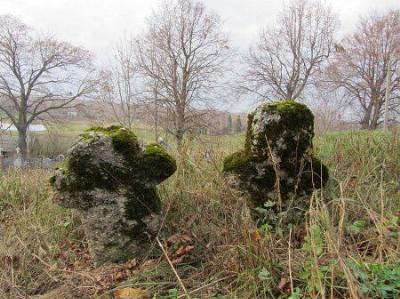 Каменные кресты