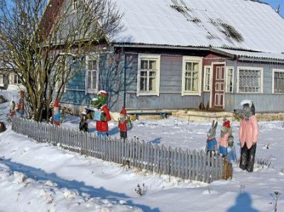 Дом с фигурами мультгероев