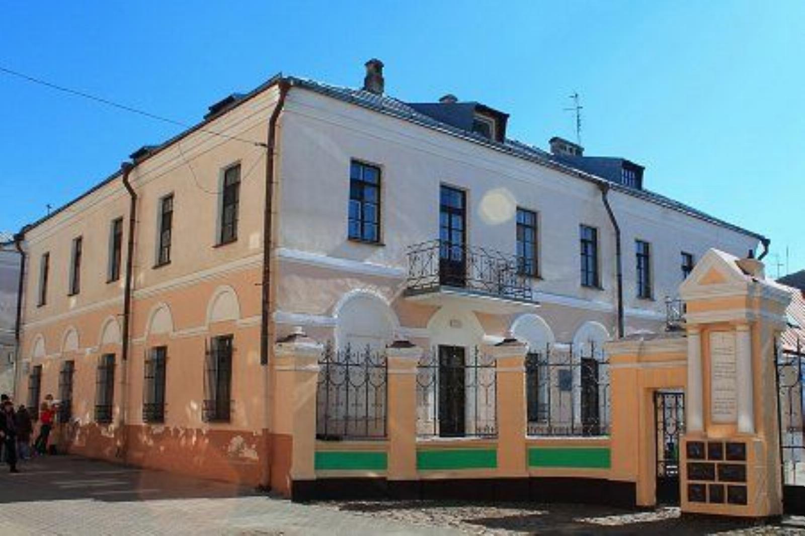 Флигель левый Флигель левый