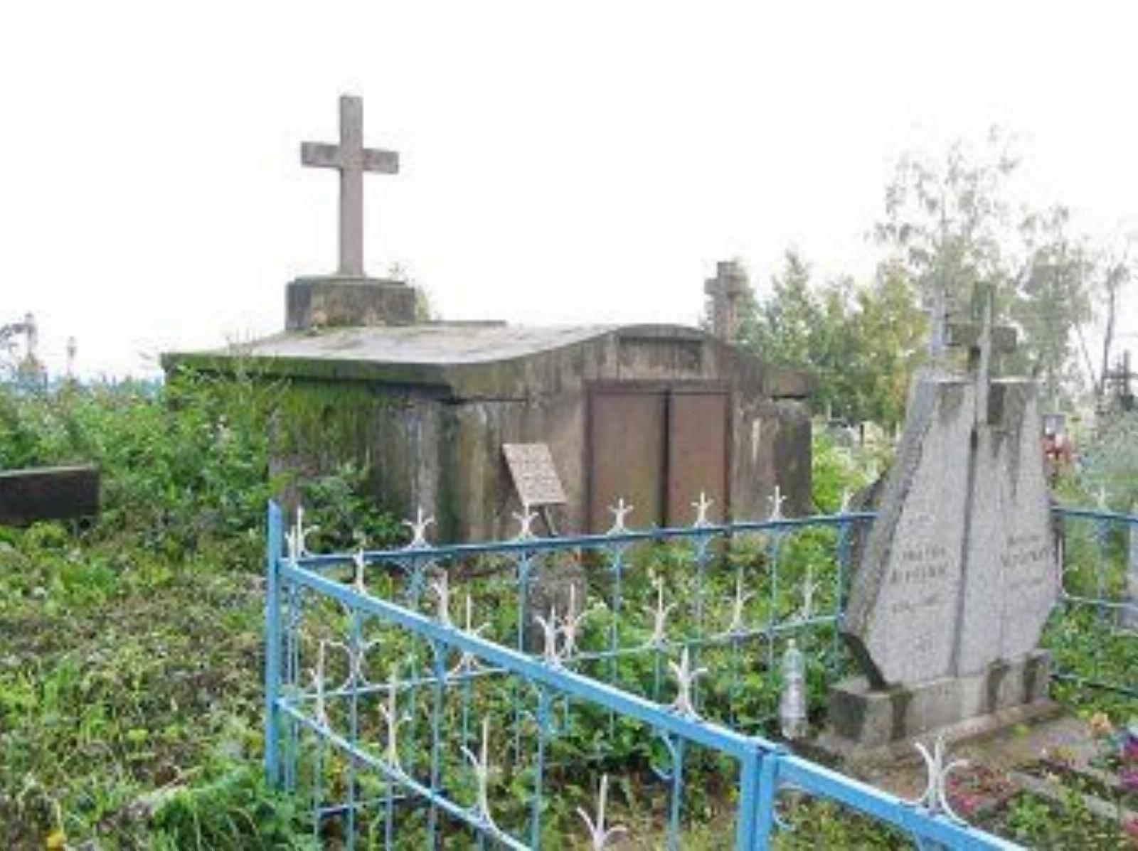 Склеп-усыпальница Склеп-усыпальница