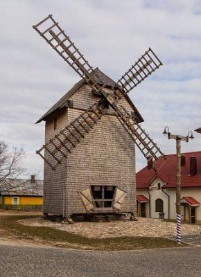 Ветряная мельница (дерев.)