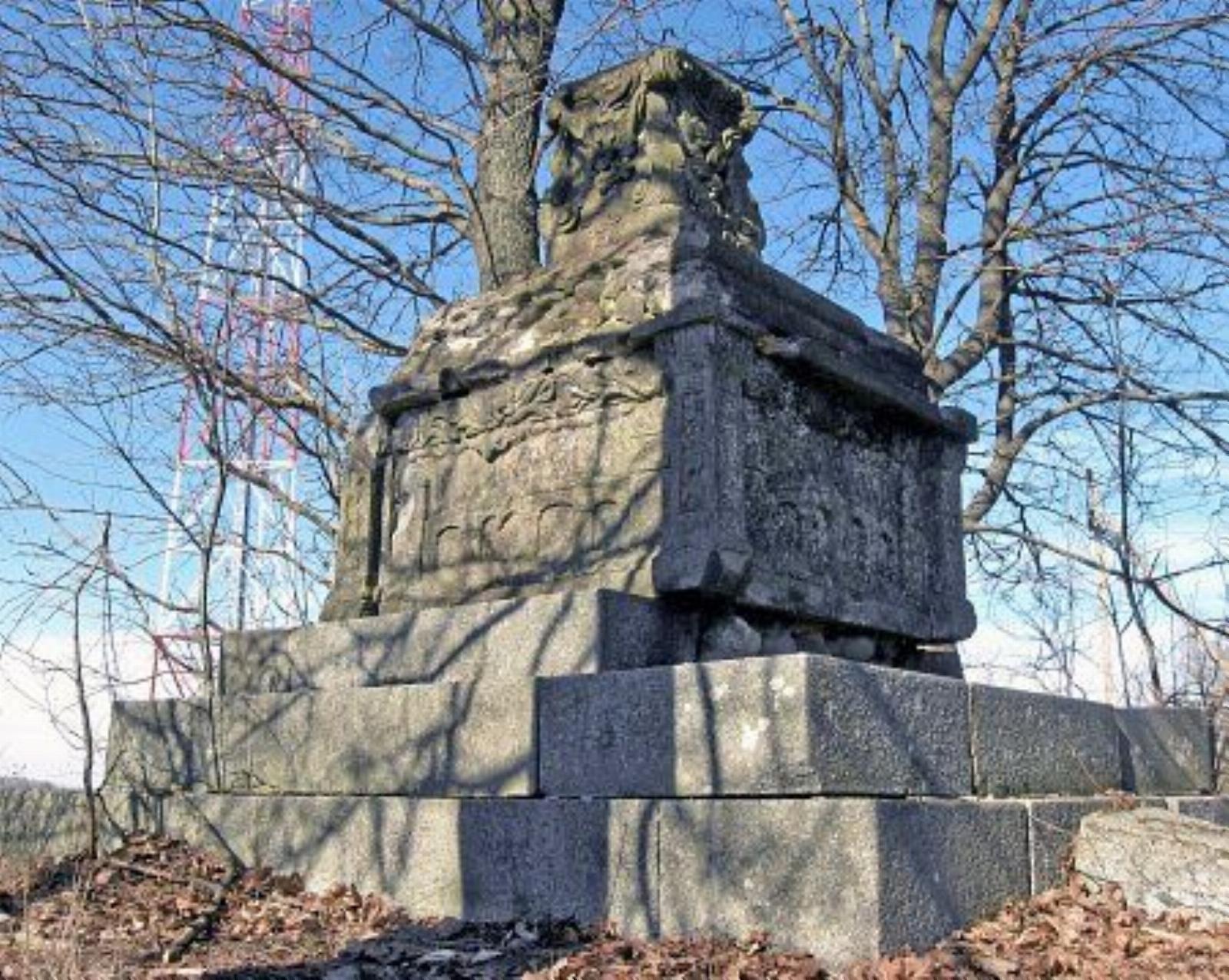 Памятник (?) Памятник (?)