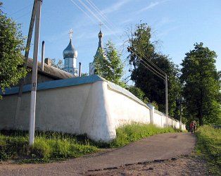 Ограда с контрфорсами