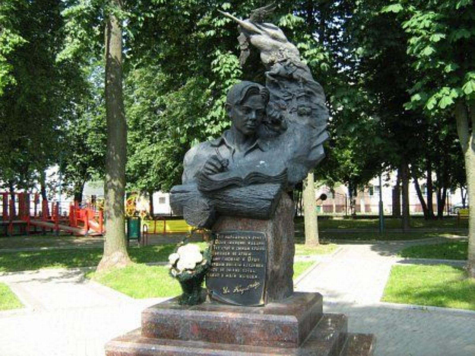 Памятник Владимиру Короткевичу Памятник Владимиру Короткевичу