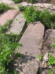 Надмогильные плиты еврейского кладбища