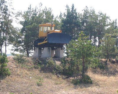 Бульдозер-памятник