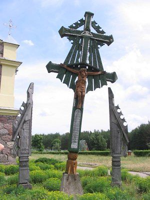 Кресты и скульптуры у храма