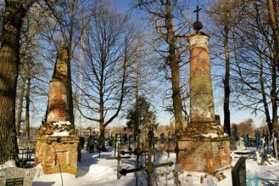 Мемориальные (?) колонны