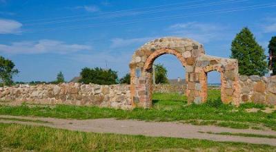 Брама и ограда (руины)