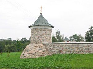 Ограда с башенками