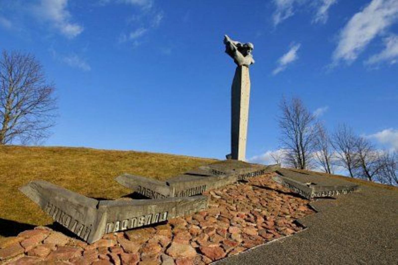 Памятник экипажу Гастелло Памятник экипажу Гастелло