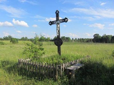 Крест мемориальный на месте дорожного происшествия