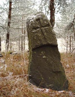 Валун  с высеченным крестом
