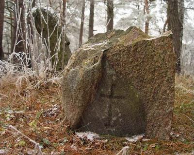 Валун с высеченным крестом