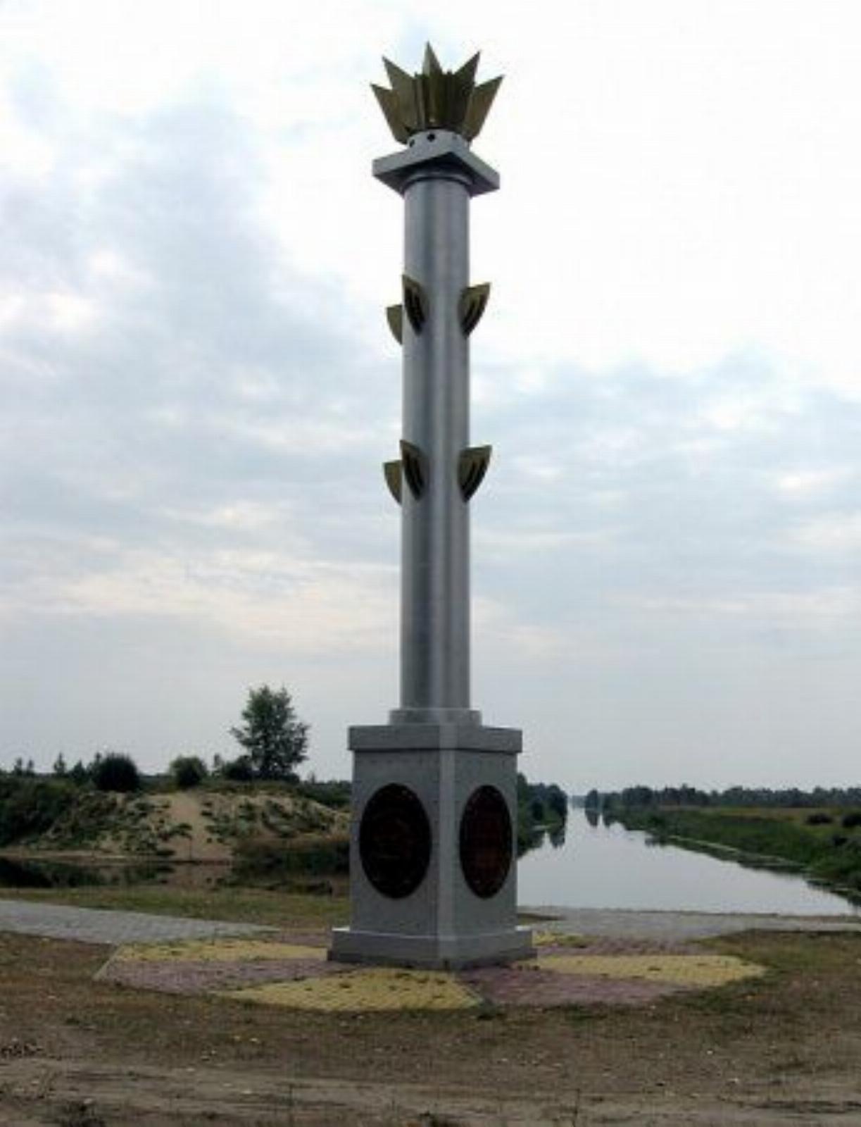 Мемориальный знак на водоразделе бассейнов рек Днепра и Вислы Мемориальный знак на водоразделе бассейнов рек Днепра и Вислы