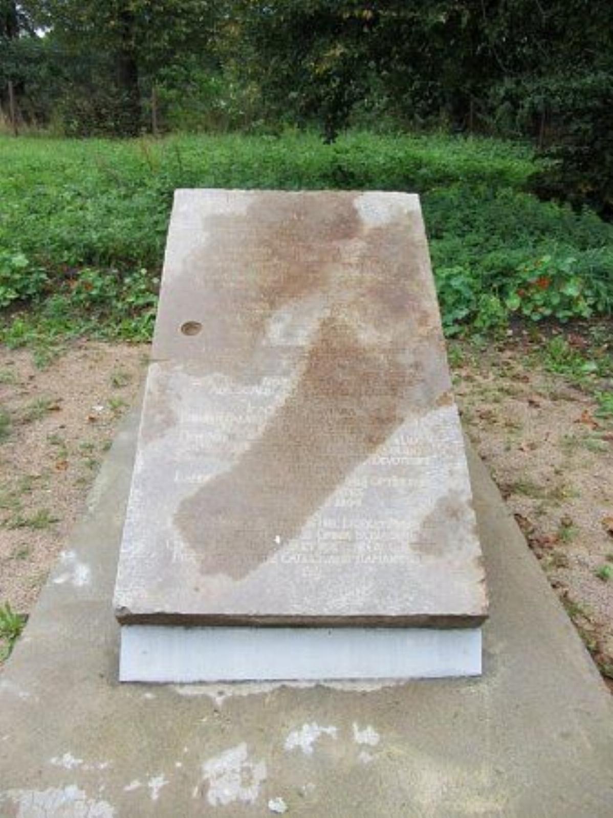 Мемориальная плита Адама Хмары Мемориальная плита Адама Хмары