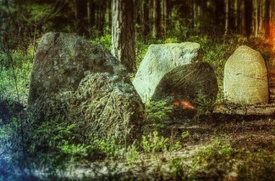 Каменный комплекс с изображениями и надписями