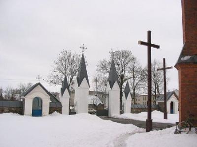 Брама и ограда с часовнями