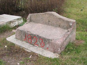 Каменная скамья